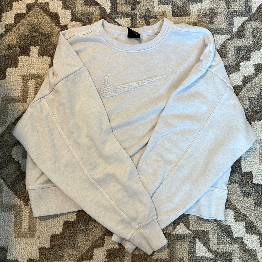 Whit cropped ish nike crew neck